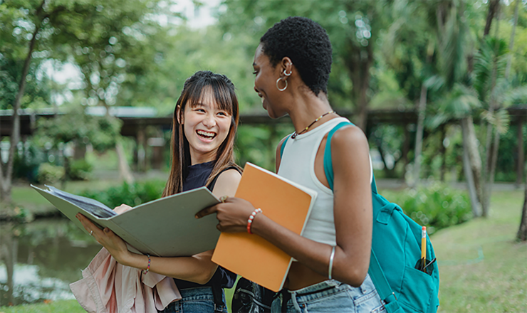 学生在校园交流